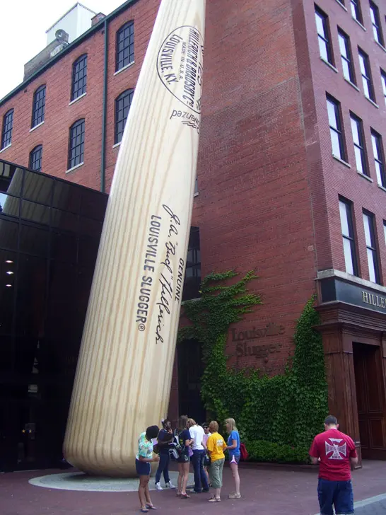 Louisville Slugger: giant baseball bat